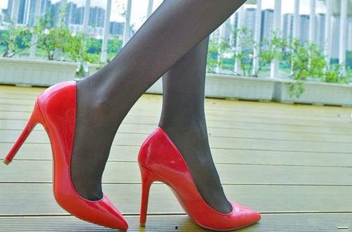 国产高跟鞋黑色丝袜在线,黑色高跟鞋演绎东方女性魅力